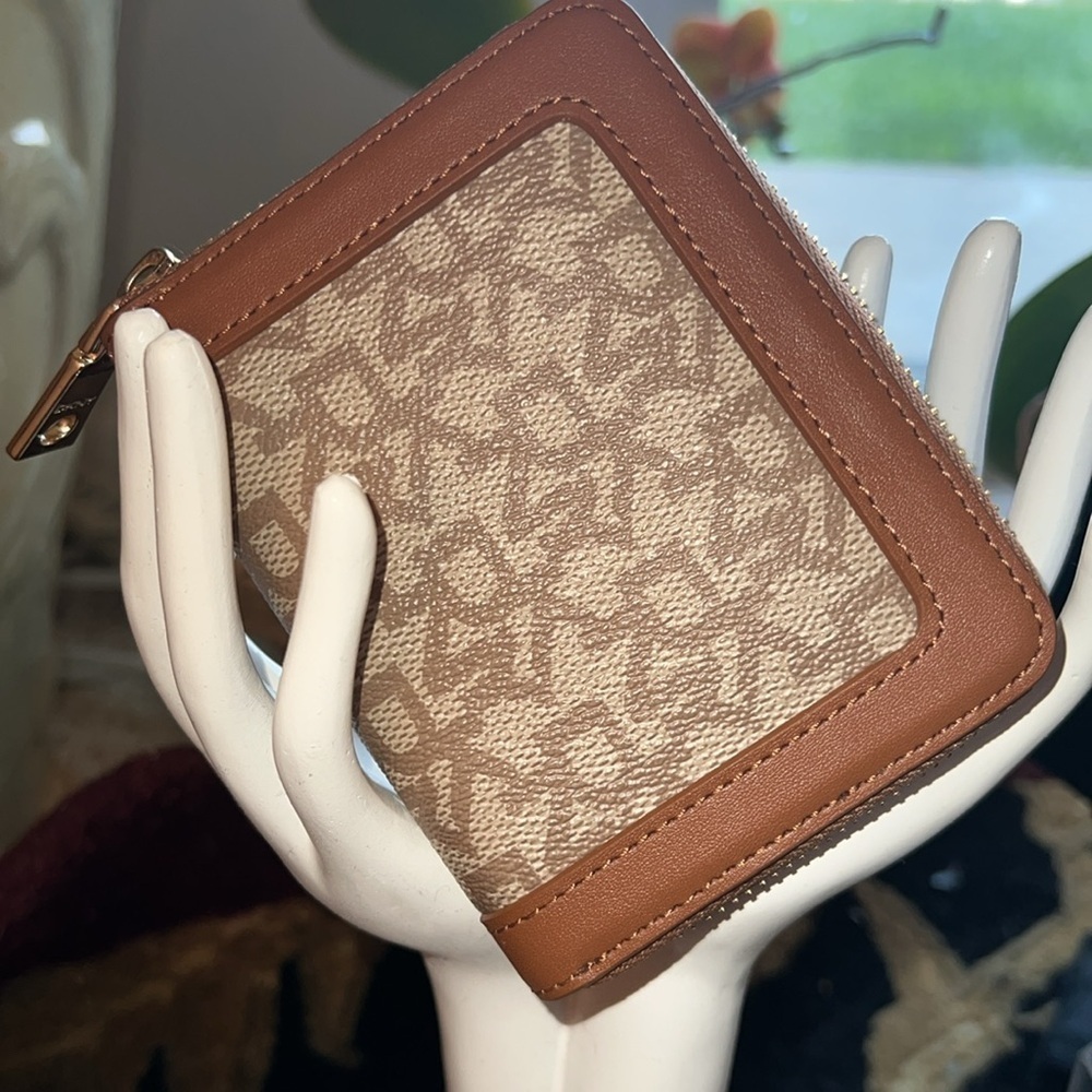 DKNY Women’s Monogram Zip Around Wallet 6 Place Credit Card Zip Coin Holder NEW - Picture 6 of 16